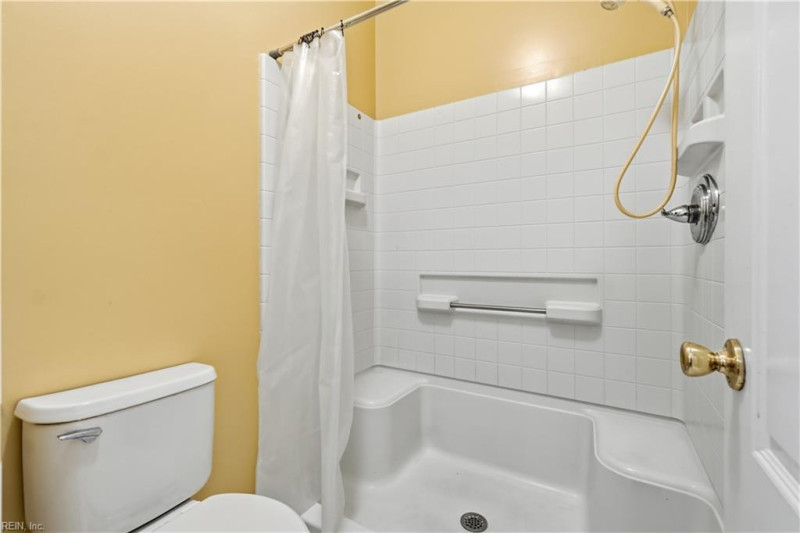 Photo 18 of 32 residential for sale in Chesapeake virginia