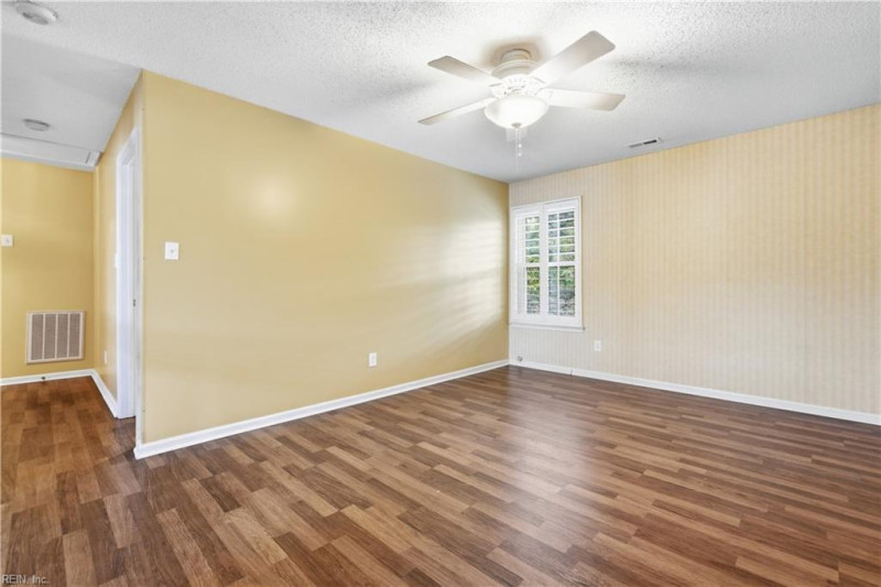 Photo 25 of 32 residential for sale in Chesapeake virginia