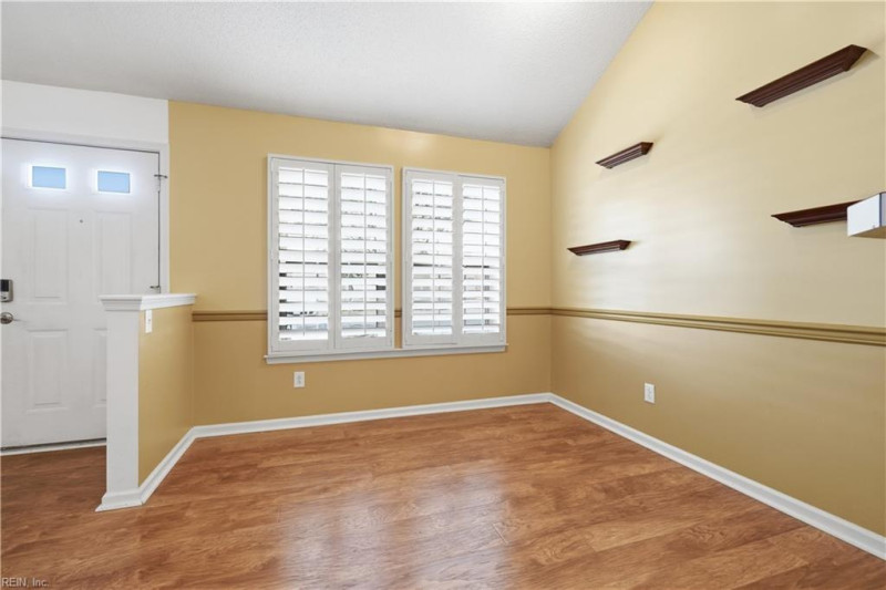 Photo 4 of 32 residential for sale in Chesapeake virginia