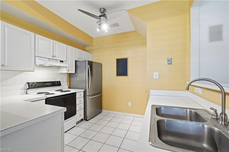 Photo 8 of 32 residential for sale in Chesapeake virginia