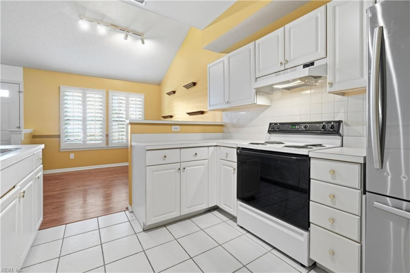 Photo 9 of 32 residential for sale in Chesapeake virginia