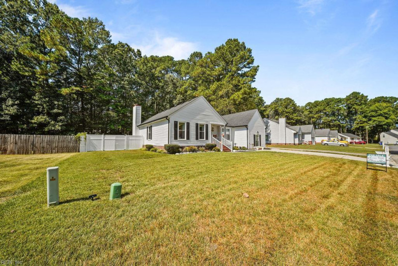 Photo 3 of 26 residential for sale in Suffolk virginia