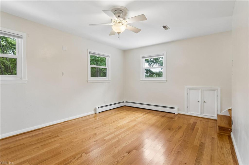 Photo 20 of 45 residential for sale in York County virginia