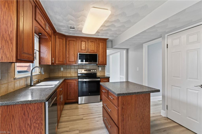 Photo 11 of 36 residential for sale in Virginia Beach virginia