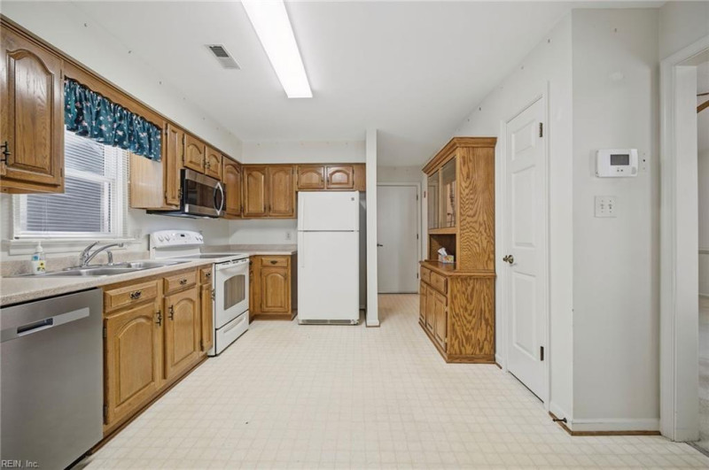 Photo 15 of 50 residential for sale in Chesapeake virginia