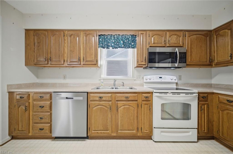 Photo 16 of 50 residential for sale in Chesapeake virginia