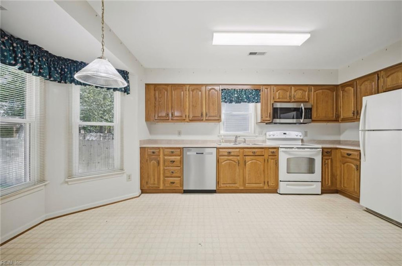 Photo 17 of 50 residential for sale in Chesapeake virginia