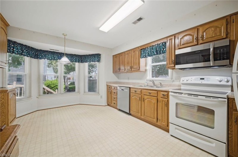 Photo 18 of 50 residential for sale in Chesapeake virginia