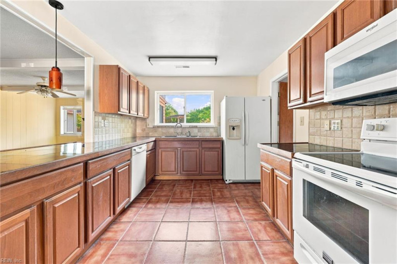 Photo 3 of 27 residential for sale in Virginia Beach virginia