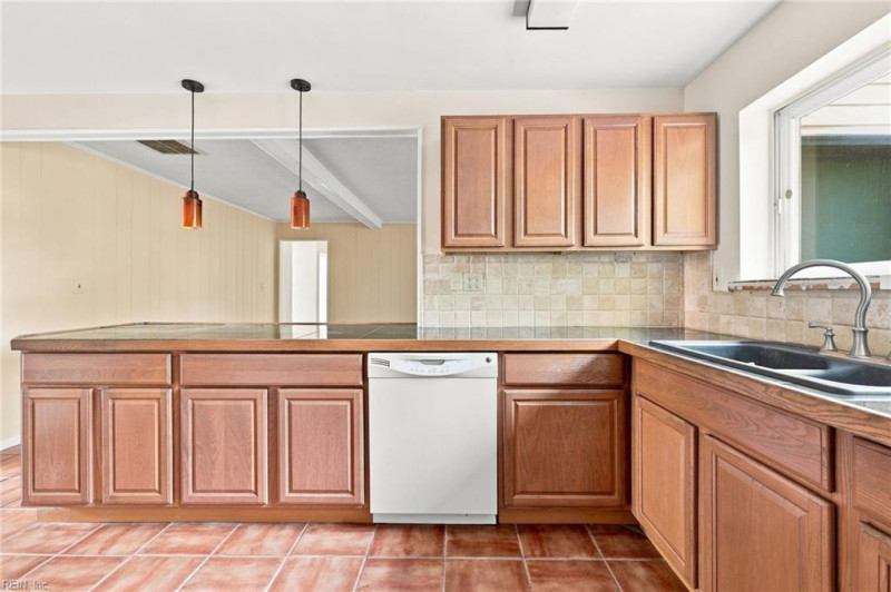 Photo 4 of 27 residential for sale in Virginia Beach virginia