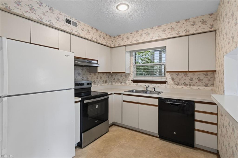 Photo 10 of 22 residential for sale in Newport News virginia