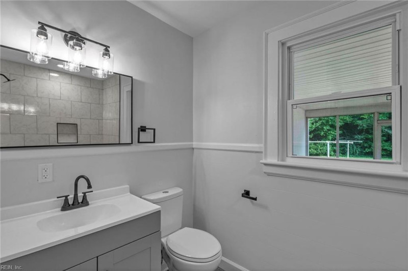 Photo 11 of 19 residential for sale in Portsmouth virginia