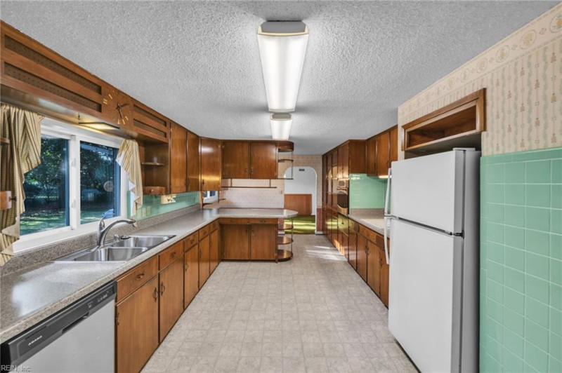 Photo 3 of 50 residential for sale in Virginia Beach virginia