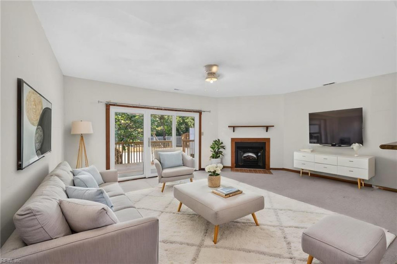Photo 3 of 34 residential for sale in Virginia Beach virginia