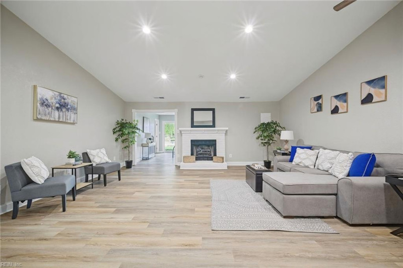Photo 4 of 39 residential for sale in Virginia Beach virginia