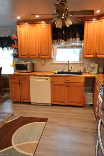 Photo 4 of 14 residential for sale in Suffolk virginia