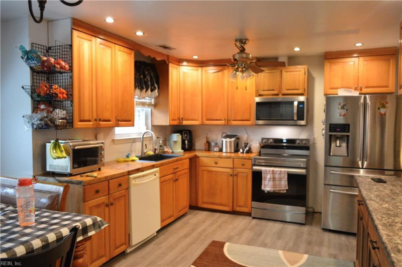 Photo 6 of 14 residential for sale in Suffolk virginia