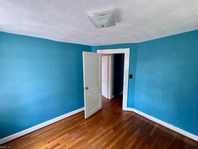 Photo 14 of 18 residential for sale in Chesapeake virginia