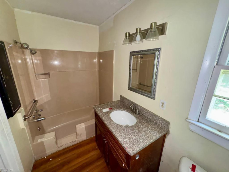 Photo 17 of 18 residential for sale in Chesapeake virginia