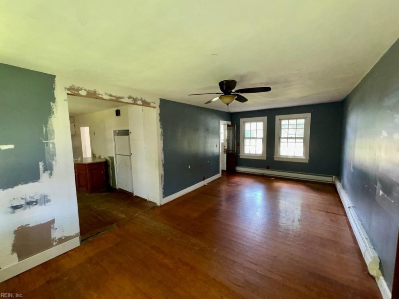 Photo 4 of 18 residential for sale in Chesapeake virginia
