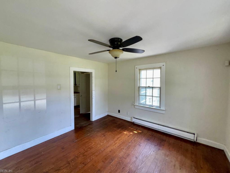 Photo 5 of 18 residential for sale in Chesapeake virginia