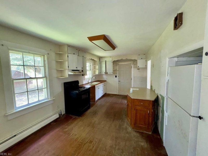 Photo 7 of 18 residential for sale in Chesapeake virginia