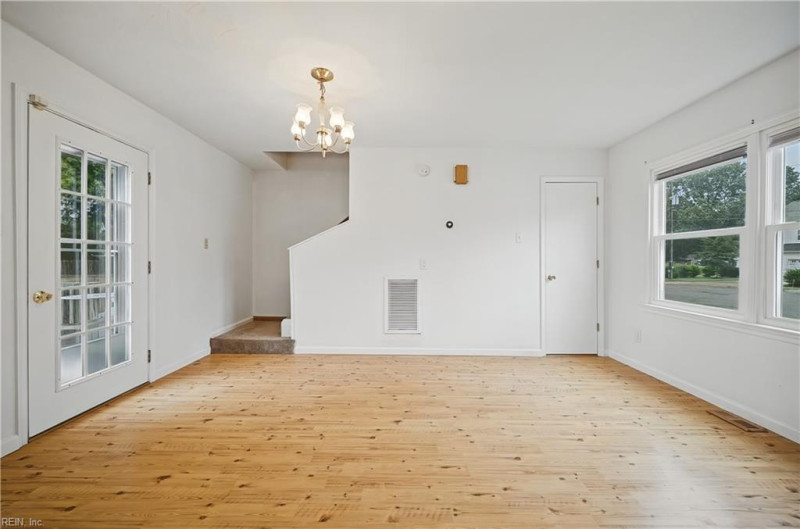Photo 14 of 32 residential for sale in Chesapeake virginia