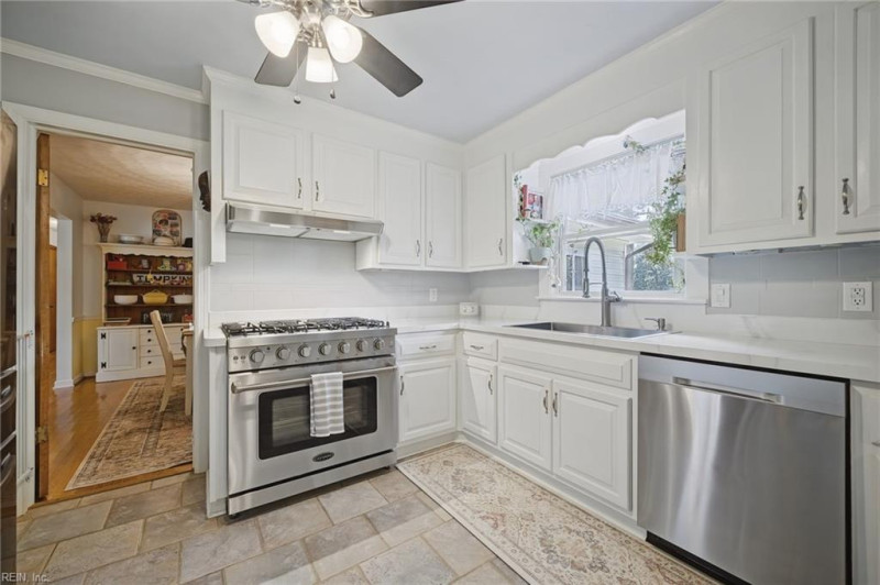Photo 18 of 49 residential for sale in Chesapeake virginia