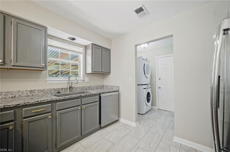 Photo 4 of 43 residential for sale in Chesapeake virginia