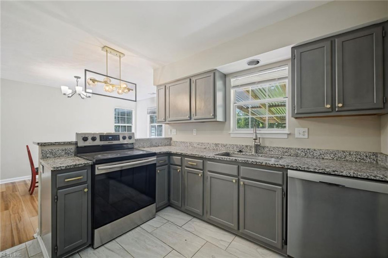 Photo 5 of 43 residential for sale in Chesapeake virginia