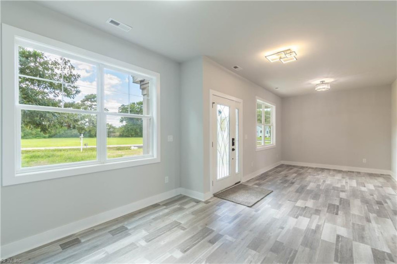 Photo 9 of 33 residential for sale in Chesapeake virginia