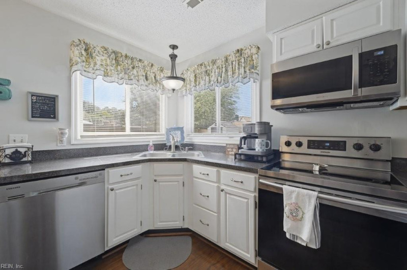 Photo 13 of 39 residential for sale in Hampton virginia
