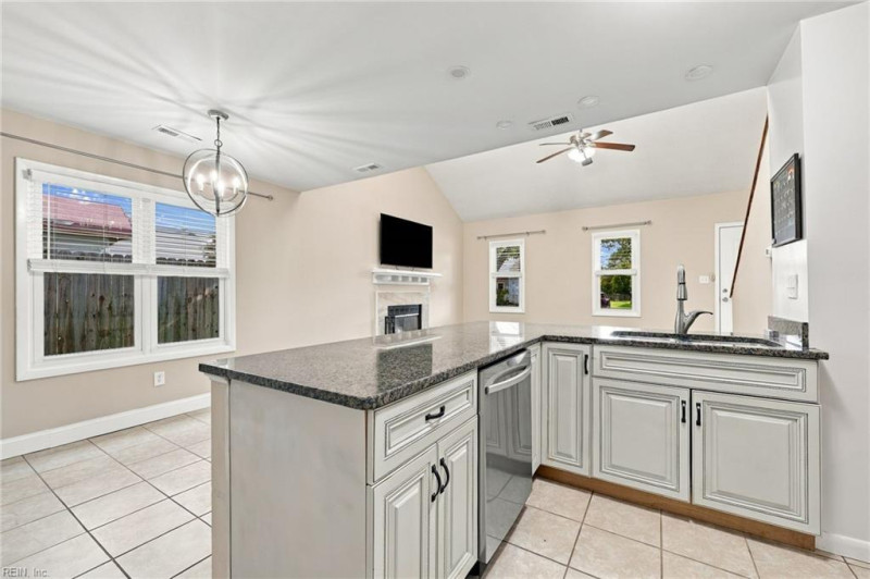 Photo 10 of 41 residential for sale in Virginia Beach virginia