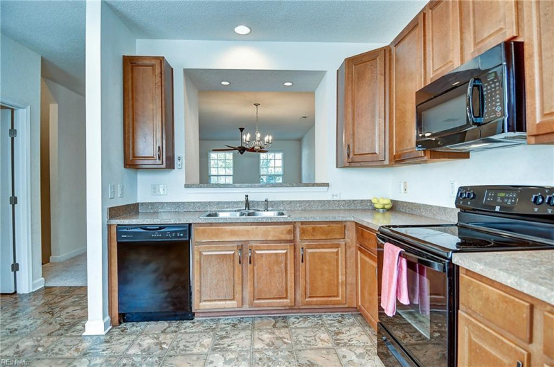 Photo 14 of 44 residential for sale in Virginia Beach virginia