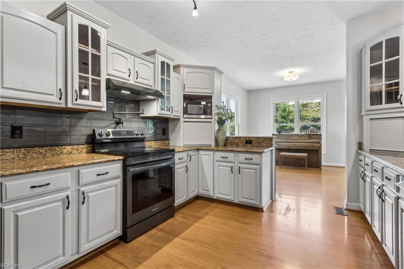 Photo 14 of 48 residential for sale in Hampton virginia
