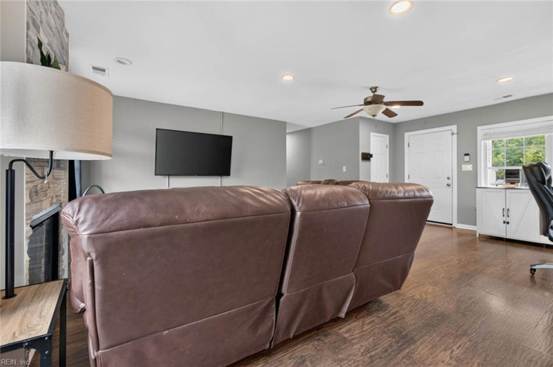 Photo 17 of 50 residential for sale in Chesapeake virginia