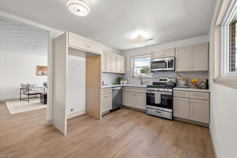 Photo 5 of 14 residential for sale in Portsmouth virginia