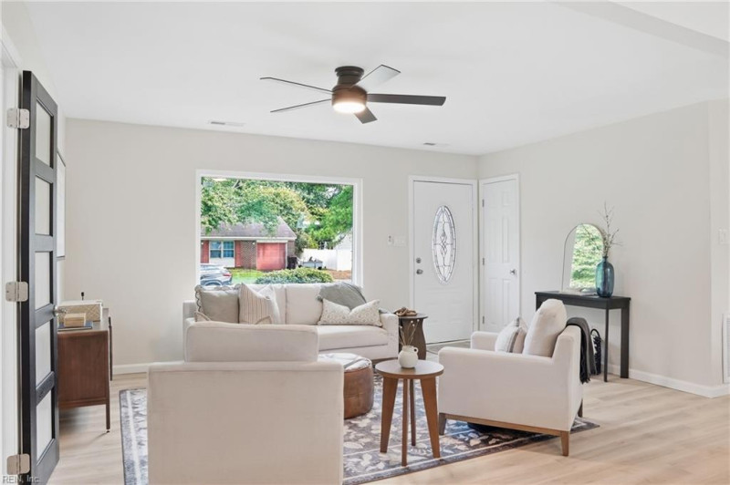 Photo 4 of 26 residential for sale in Chesapeake virginia