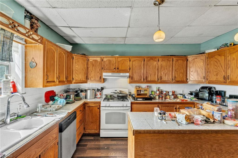 Photo 9 of 29 residential for sale in Chesapeake virginia