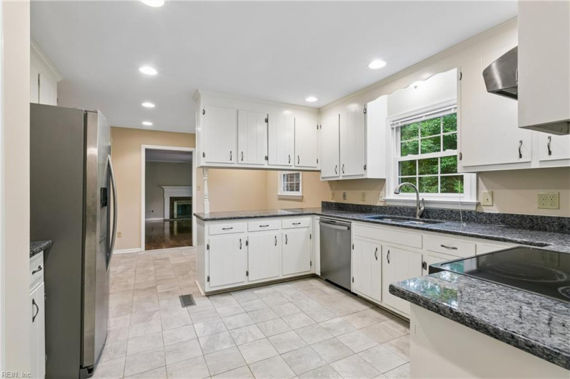 Photo 11 of 39 residential for sale in Newport News virginia