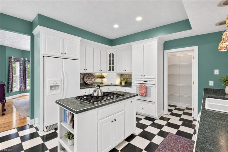 Photo 18 of 50 residential for sale in Gloucester County virginia