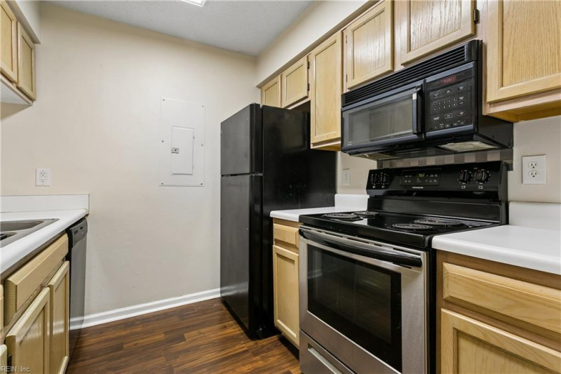 Photo 14 of 37 residential for sale in Hampton virginia