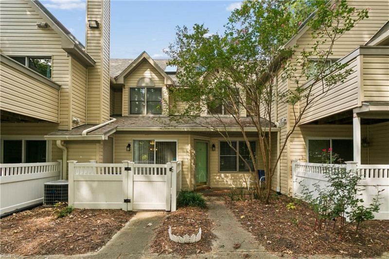 Photo 3 of 37 residential for sale in Hampton virginia