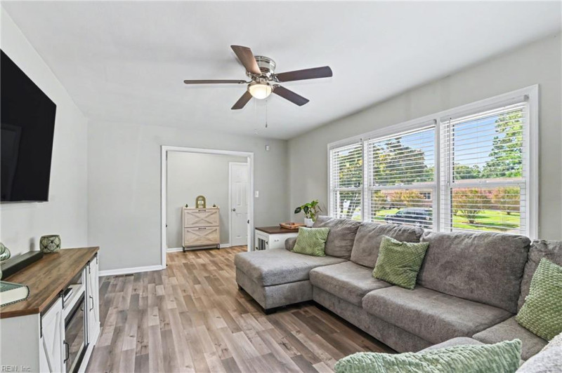 Photo 3 of 46 residential for sale in Chesapeake virginia