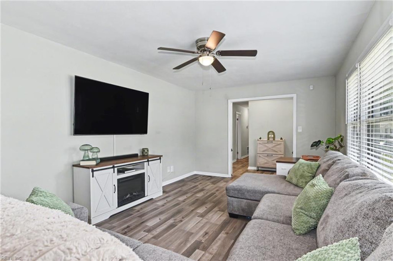 Photo 4 of 46 residential for sale in Chesapeake virginia