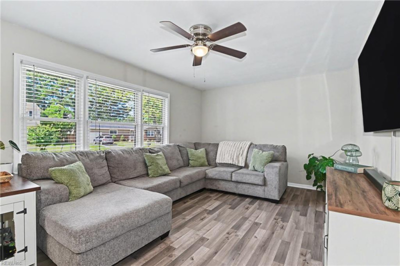 Photo 5 of 46 residential for sale in Chesapeake virginia