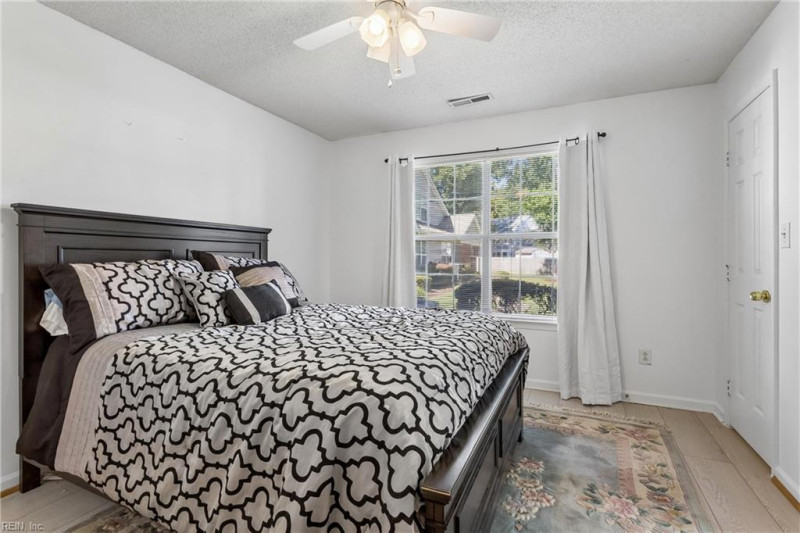 Photo 16 of 37 residential for sale in Chesapeake virginia
