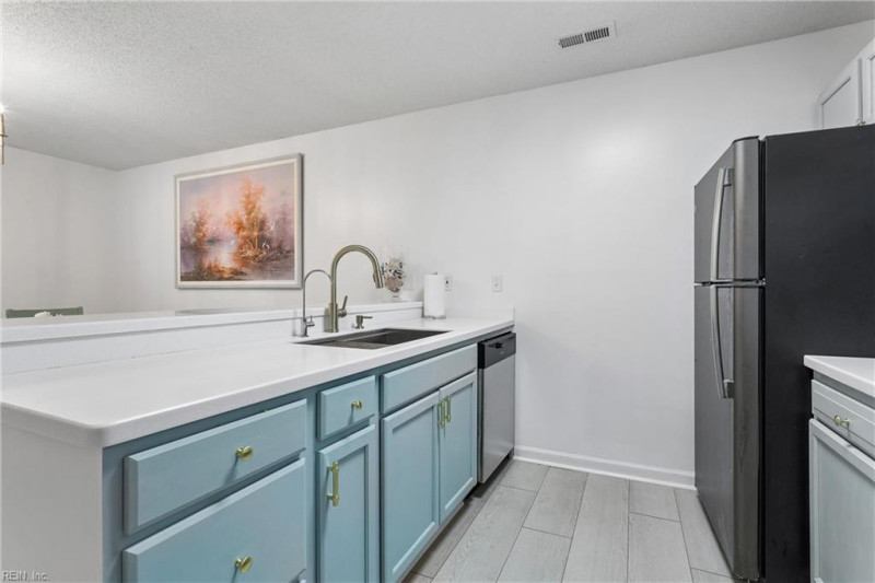 Photo 9 of 37 residential for sale in Chesapeake virginia