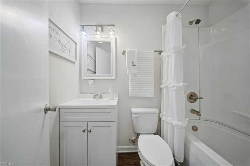 Photo 19 of 40 residential for sale in Chesapeake virginia