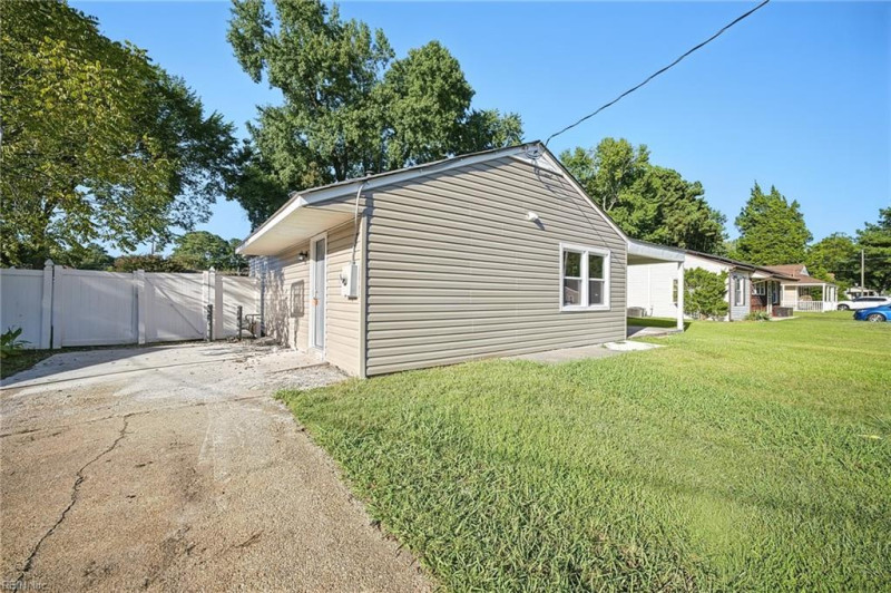 Photo 3 of 31 residential for sale in Chesapeake virginia